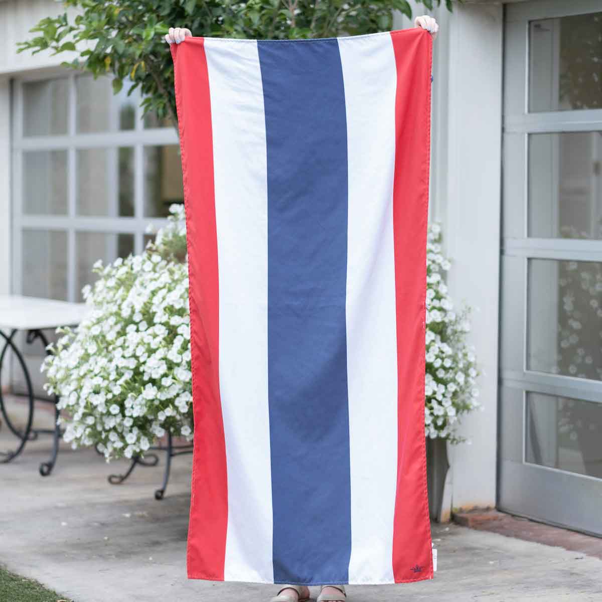 Santa Cruz Beach Towel in Navy/Red